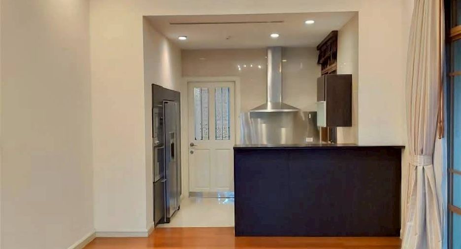 For rent 4 bedrooms house in Watthana, Bangkok