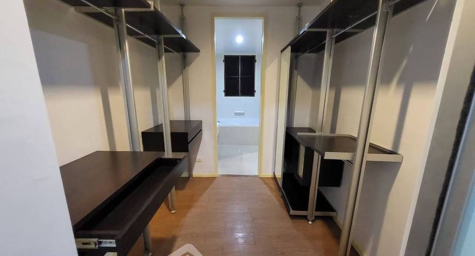 For sale 2 bedrooms condo in Huai Khwang, Bangkok