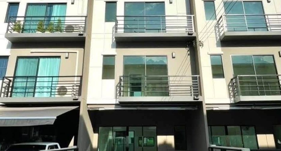 For rent 3 bedrooms townhouse in Bang Khen, Bangkok