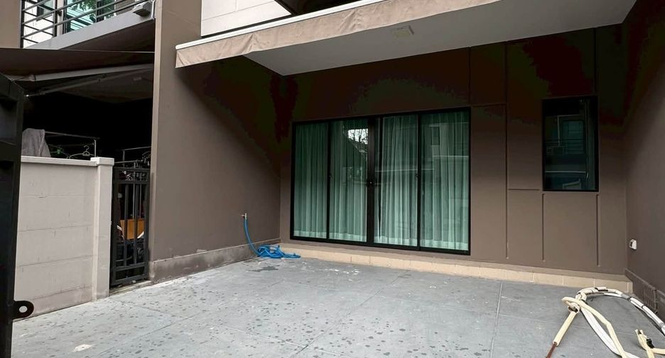 For rent 3 bedrooms townhouse in Bang Khen, Bangkok