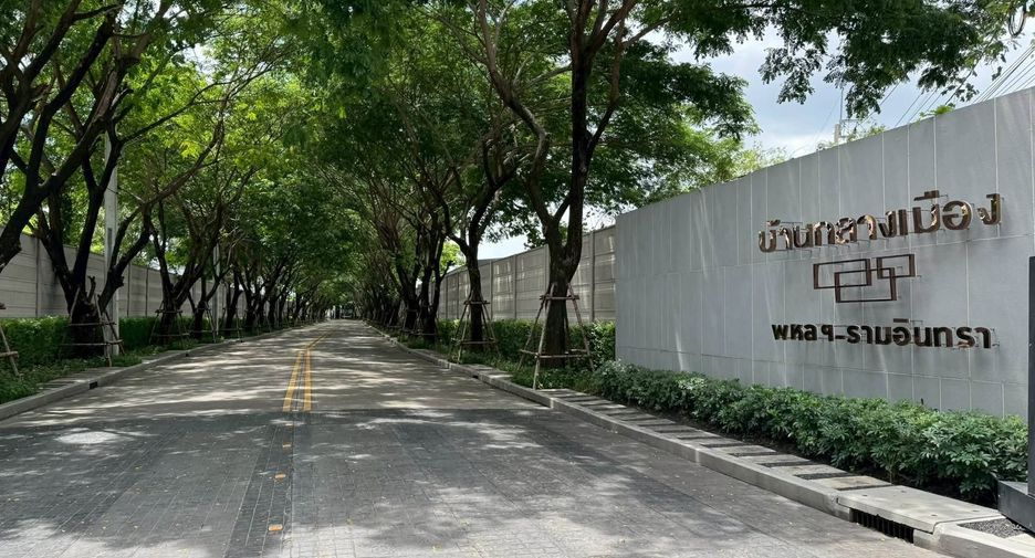 For rent 3 bedrooms townhouse in Bang Khen, Bangkok