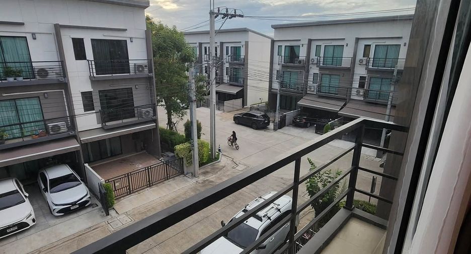For rent 3 bedrooms townhouse in Bang Khen, Bangkok