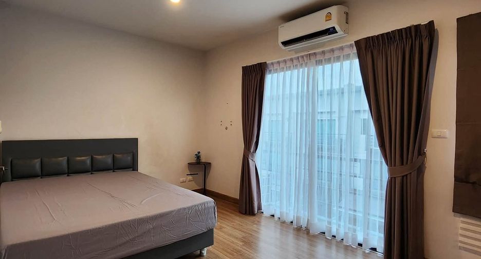 For rent 3 bedrooms townhouse in Bang Khen, Bangkok