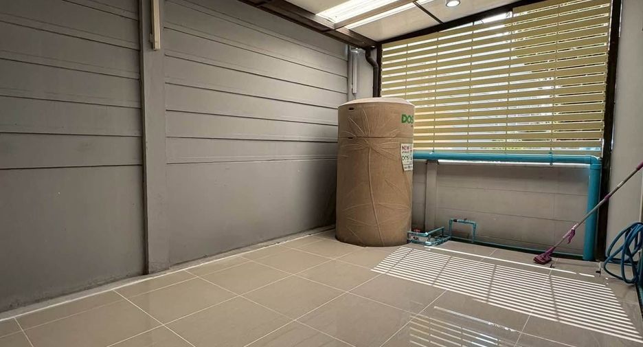 For rent 3 bedrooms townhouse in Bang Khen, Bangkok