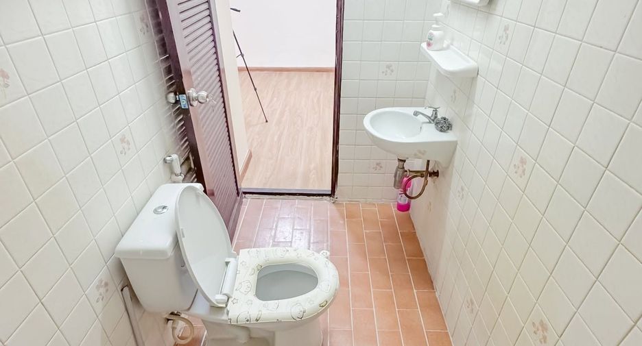 For rent 4 bedrooms townhouse in Huai Khwang, Bangkok
