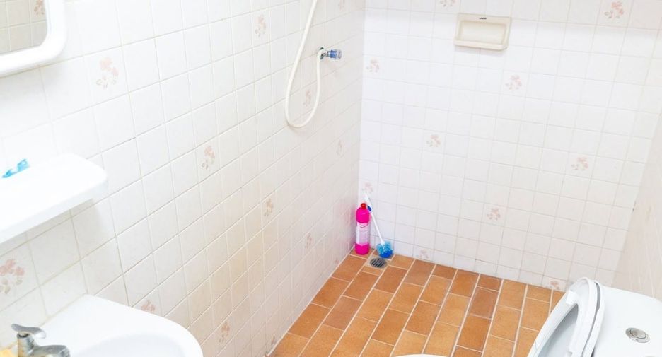 For rent 4 bedrooms townhouse in Huai Khwang, Bangkok