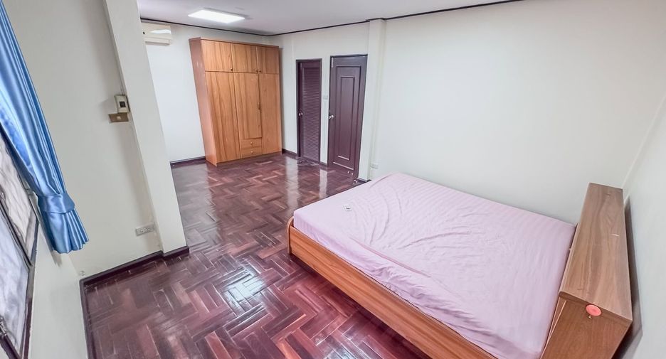 For rent 4 bedrooms townhouse in Huai Khwang, Bangkok