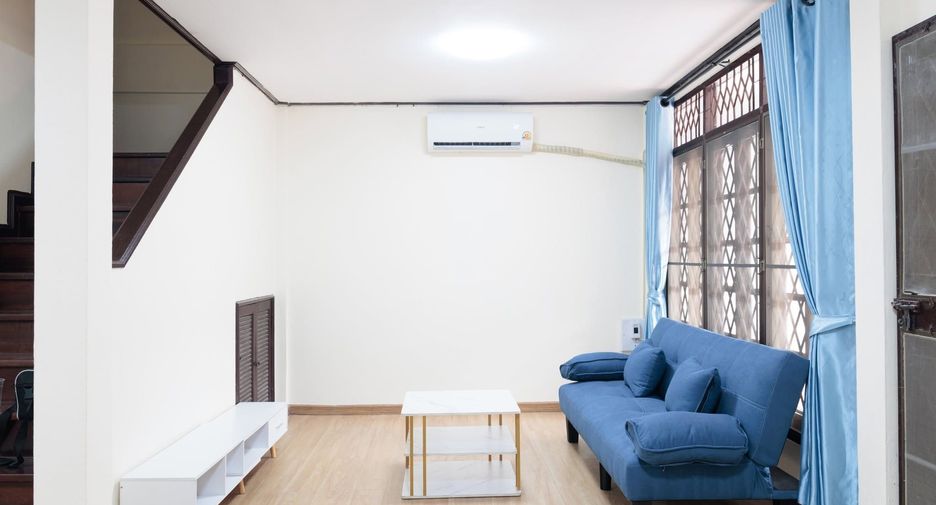 For rent 4 bedrooms townhouse in Huai Khwang, Bangkok
