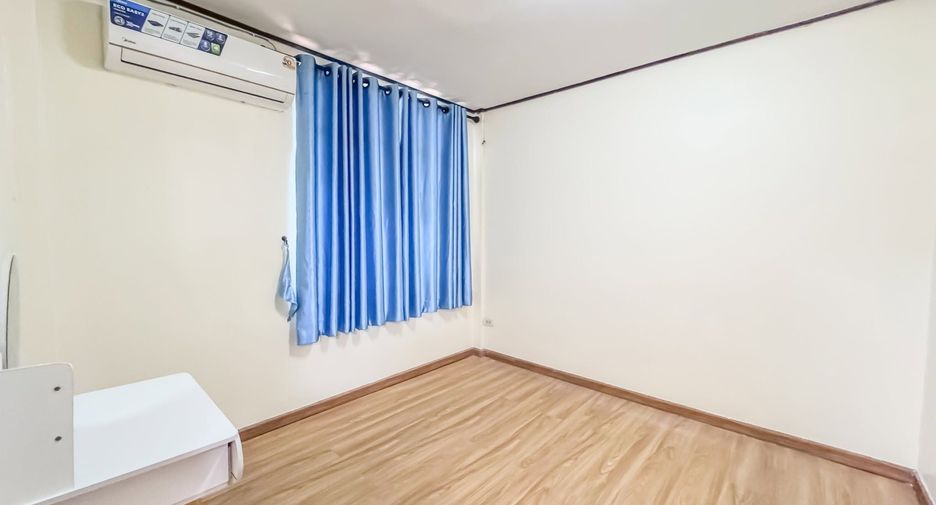 For rent 4 bedrooms townhouse in Huai Khwang, Bangkok