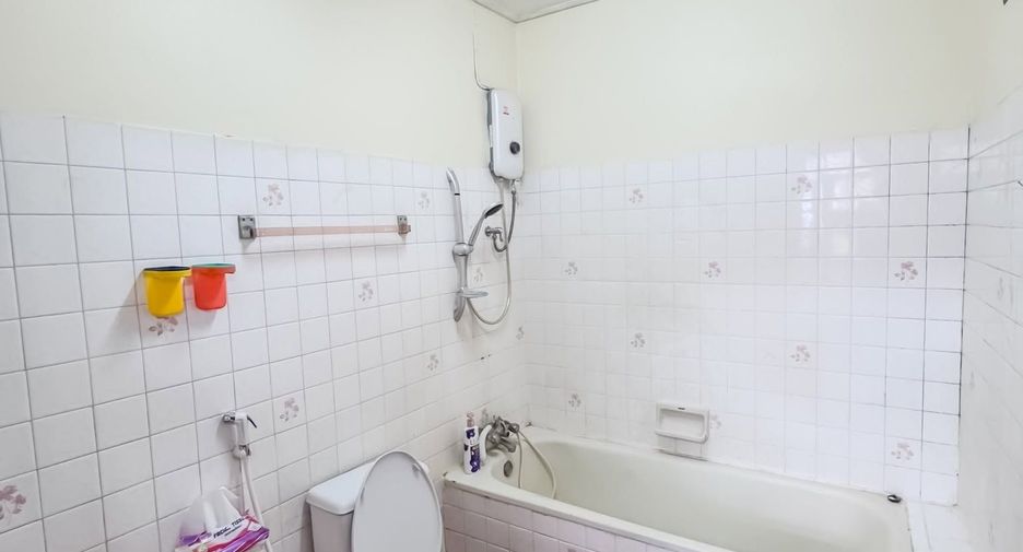 For rent 4 bedrooms townhouse in Huai Khwang, Bangkok