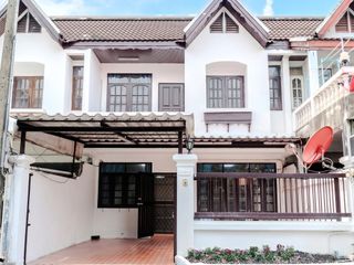 For rent 4 bedrooms townhouse in Huai Khwang, Bangkok