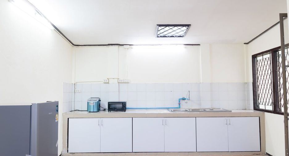 For rent 4 bedrooms townhouse in Huai Khwang, Bangkok