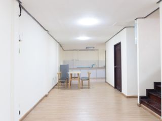 For rent 4 bedrooms townhouse in Huai Khwang, Bangkok