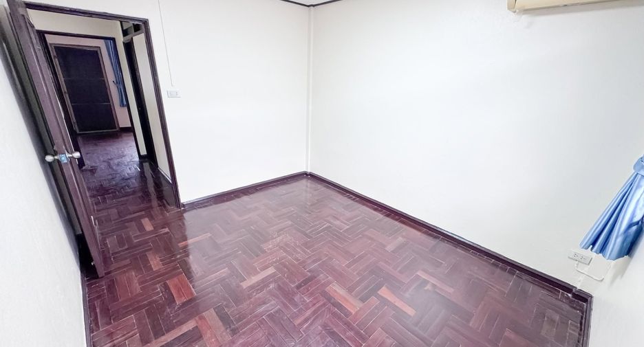 For rent 4 bedrooms townhouse in Huai Khwang, Bangkok