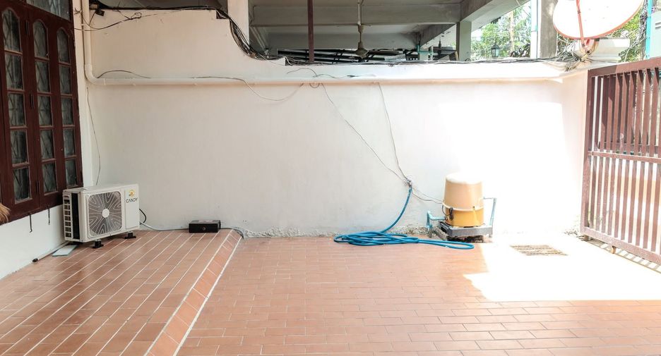 For rent 4 bedrooms townhouse in Huai Khwang, Bangkok