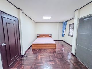 For rent 4 bedrooms townhouse in Huai Khwang, Bangkok
