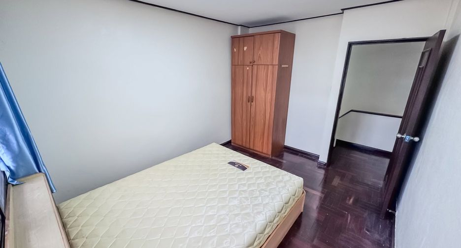 For rent 4 bedrooms townhouse in Huai Khwang, Bangkok