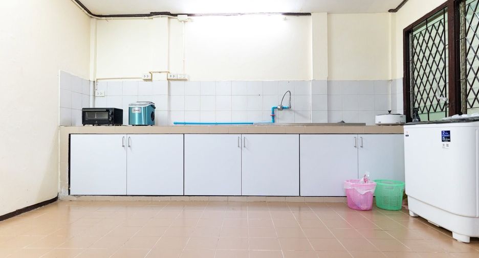 For rent 4 bedrooms townhouse in Huai Khwang, Bangkok