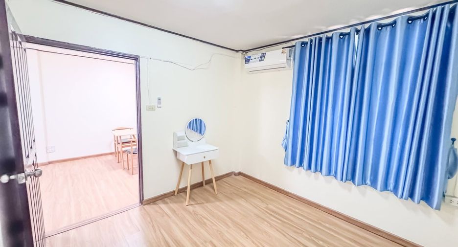 For rent 4 bedrooms townhouse in Huai Khwang, Bangkok