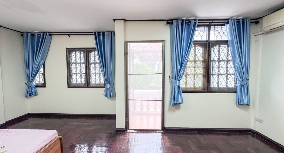 For rent 4 bedrooms townhouse in Huai Khwang, Bangkok
