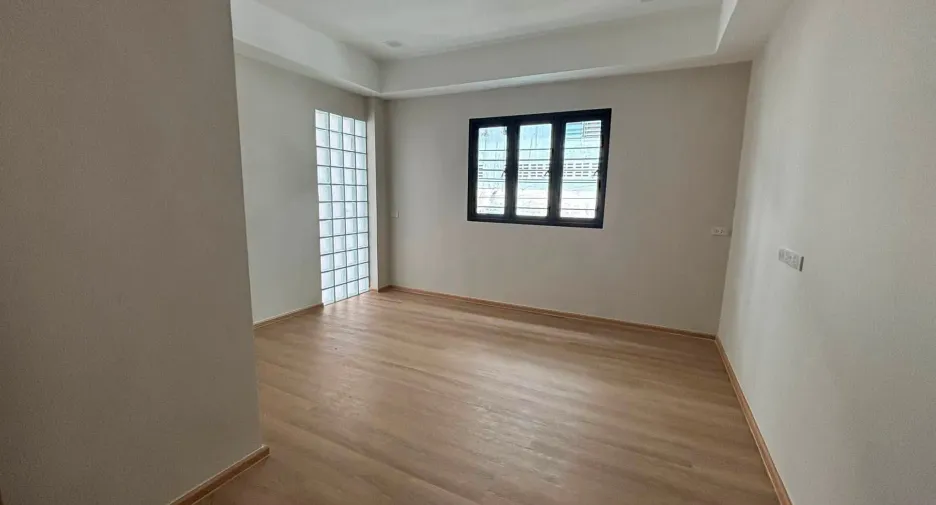 For rent 3 bedrooms townhouse in Phra Khanong, Bangkok
