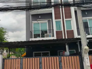 For rent 3 bedrooms townhouse in Lat Phrao, Bangkok