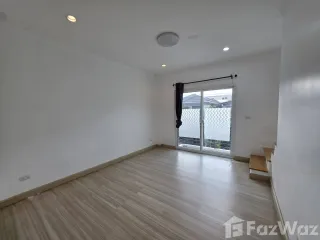 For rent 3 bedrooms townhouse in Lat Phrao, Bangkok