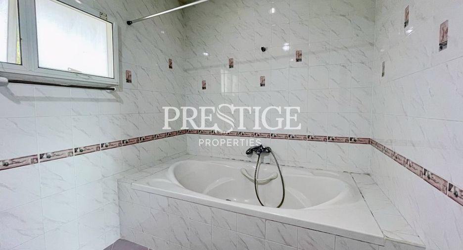 Casa en alquiler de 3 habitaciones en Bang Lamung, Chonburi