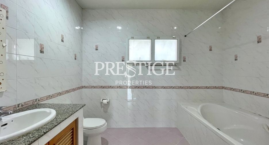 Casa en alquiler de 3 habitaciones en Bang Lamung, Chonburi