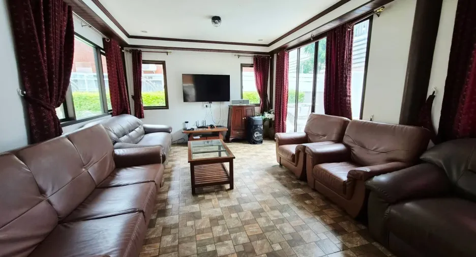 For rent 4 ベッドルーム villa in Huay Yai, Pattaya