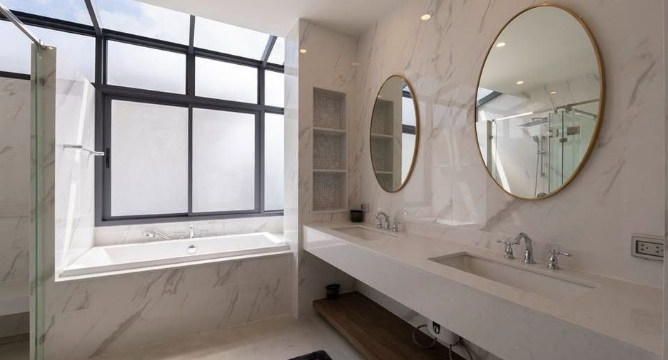 Casa en alquiler de 5 habitaciones en Bang Kapi, Bangkok