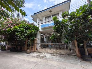 Casa en venta de 5 habitaciones en Huai Khwang, Bangkok