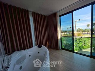 Casa adosada en venta de 5 habitaciones en Bang Lamung, Chonburi