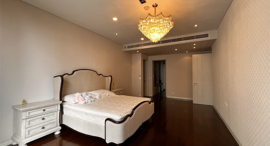 For sale 4 bedrooms condo in Khlong Toei, Bangkok