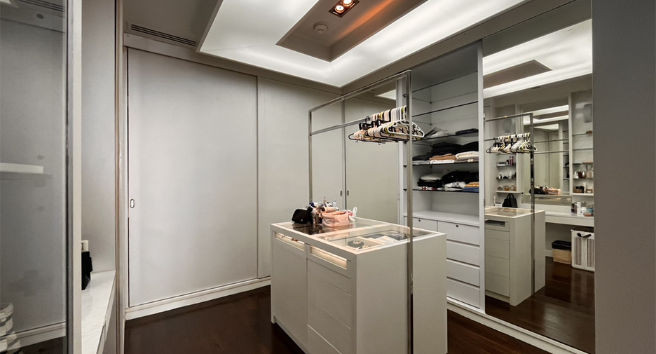 For sale 4 bedrooms condo in Khlong Toei, Bangkok