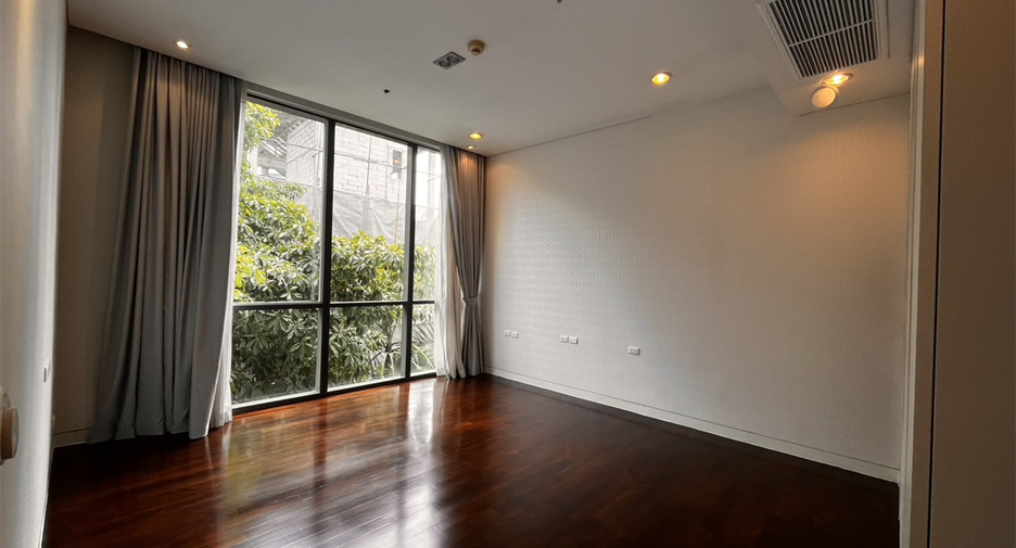 For sale 4 bedrooms condo in Khlong Toei, Bangkok
