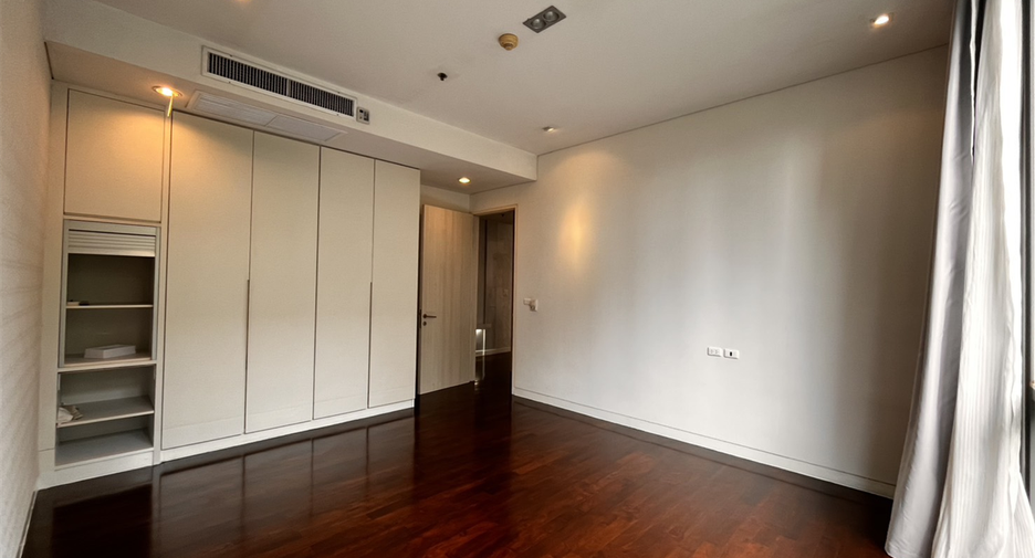 For sale 4 bedrooms condo in Khlong Toei, Bangkok