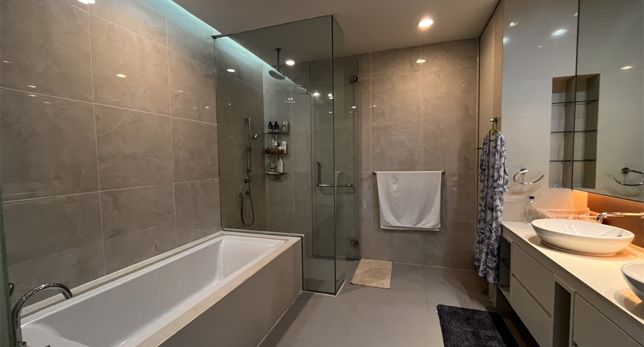 For sale 4 bedrooms condo in Khlong Toei, Bangkok