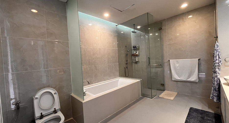 For sale 4 bedrooms condo in Khlong Toei, Bangkok
