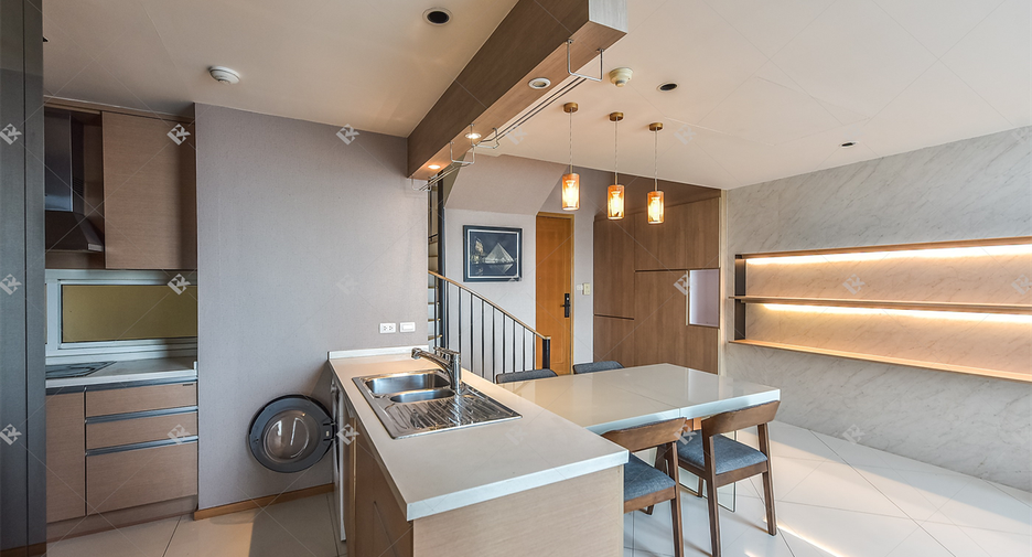 For sale 2 ベッドルーム condo in Sathon, Bangkok