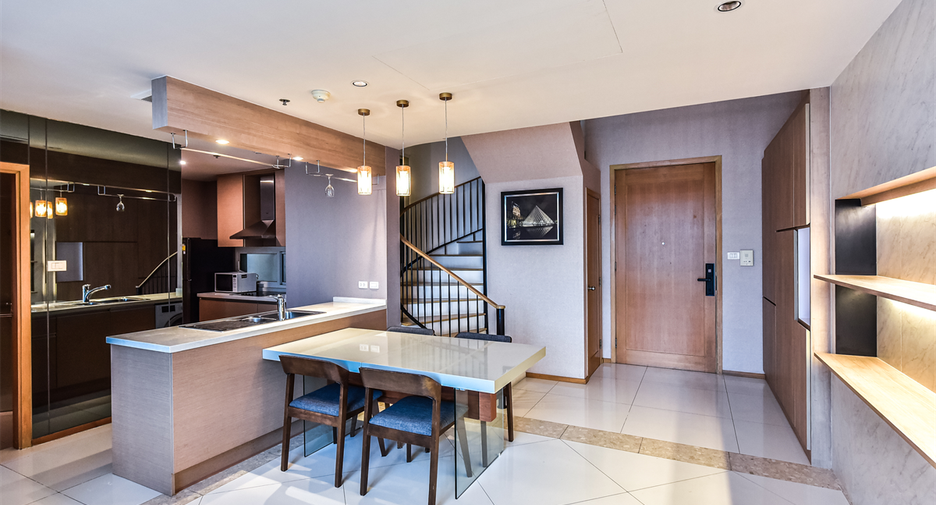 For sale 2 ベッドルーム condo in Sathon, Bangkok