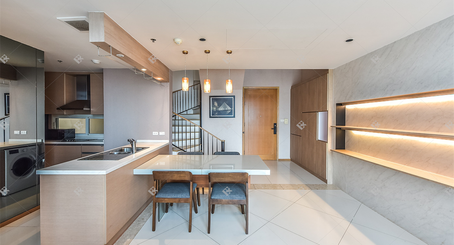 For sale 2 ベッドルーム condo in Sathon, Bangkok