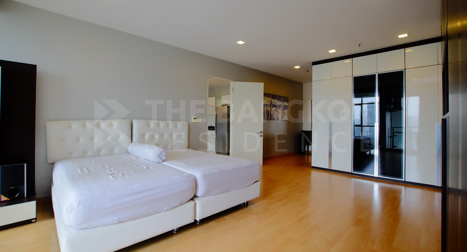 For sale 1 bed condo in Khlong Toei, Bangkok