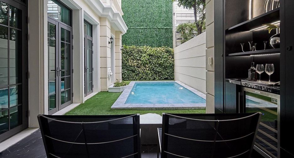 For sale 4 bedrooms house in Watthana, Bangkok