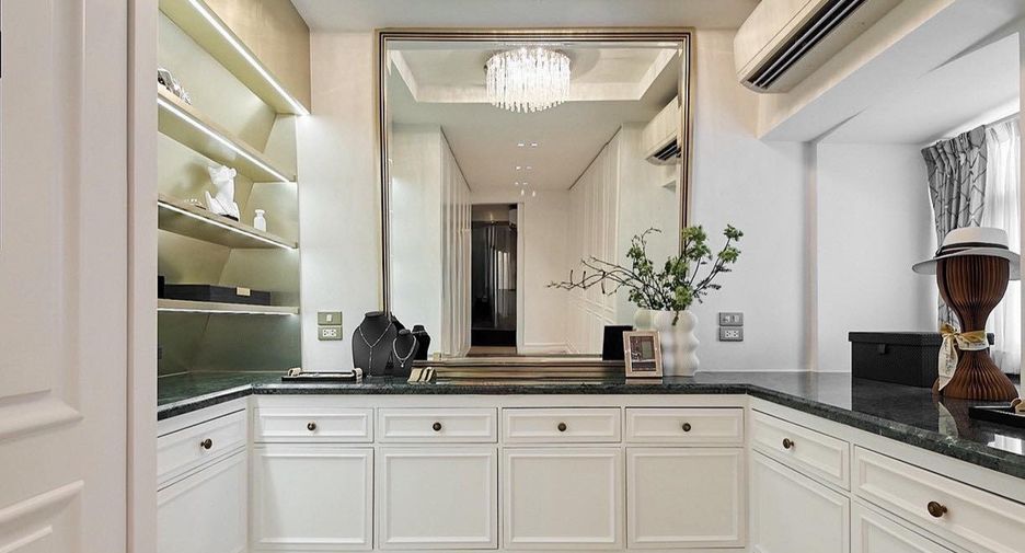 For sale 4 bedrooms house in Watthana, Bangkok