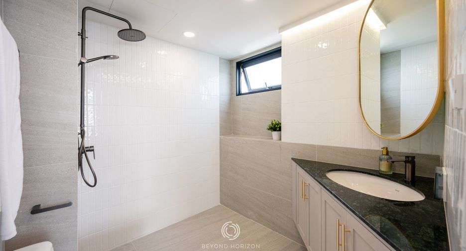For sale 3 bedrooms condo in Khlong Toei, Bangkok