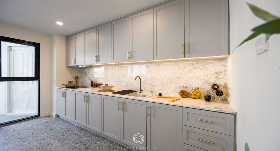 For sale 3 bedrooms condo in Khlong Toei, Bangkok
