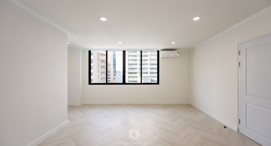 For sale 3 bedrooms condo in Khlong Toei, Bangkok