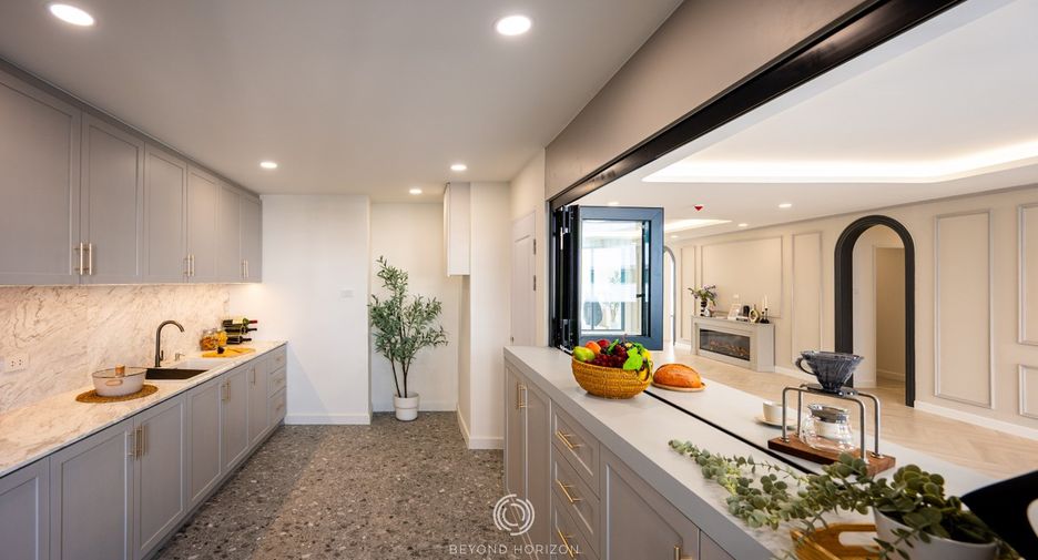 For sale 3 bedrooms condo in Khlong Toei, Bangkok