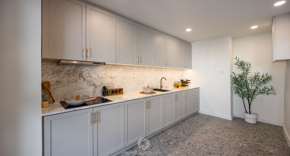 For sale 3 bedrooms condo in Khlong Toei, Bangkok